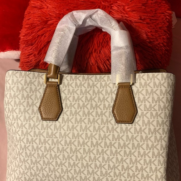 Michael Kors Marilyn Medium Satchel Shoulder Crossbody Bag  Mk bag original color vanilla.size medium . Bought it from mk never been used .